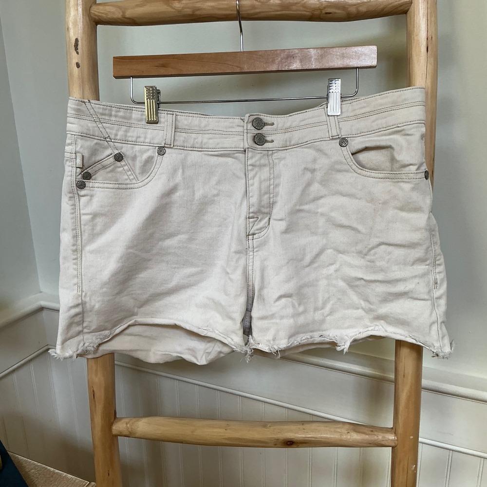 Rock & Republic Cream Denim Cut Off Shorts Off White Raw Hem Size 18W